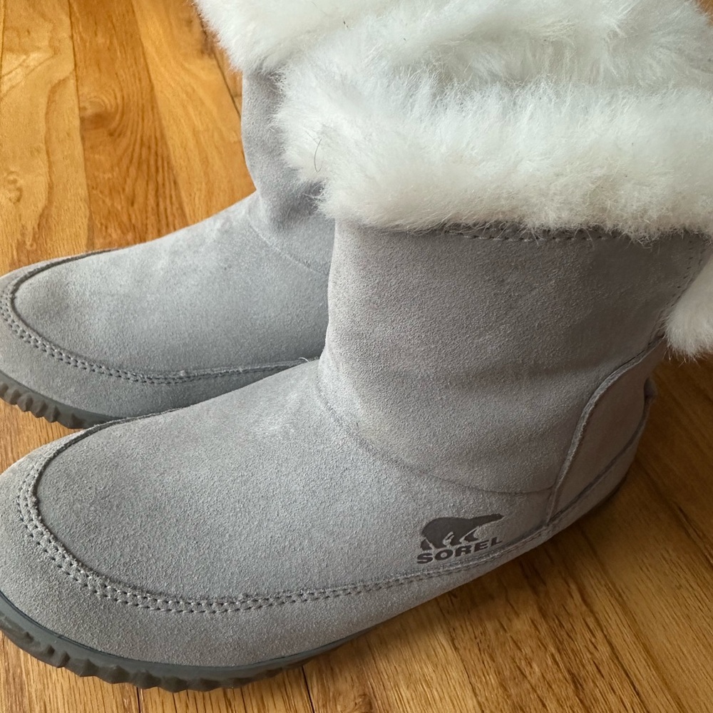 Sorel Light Gray Suede Boots with White Fur